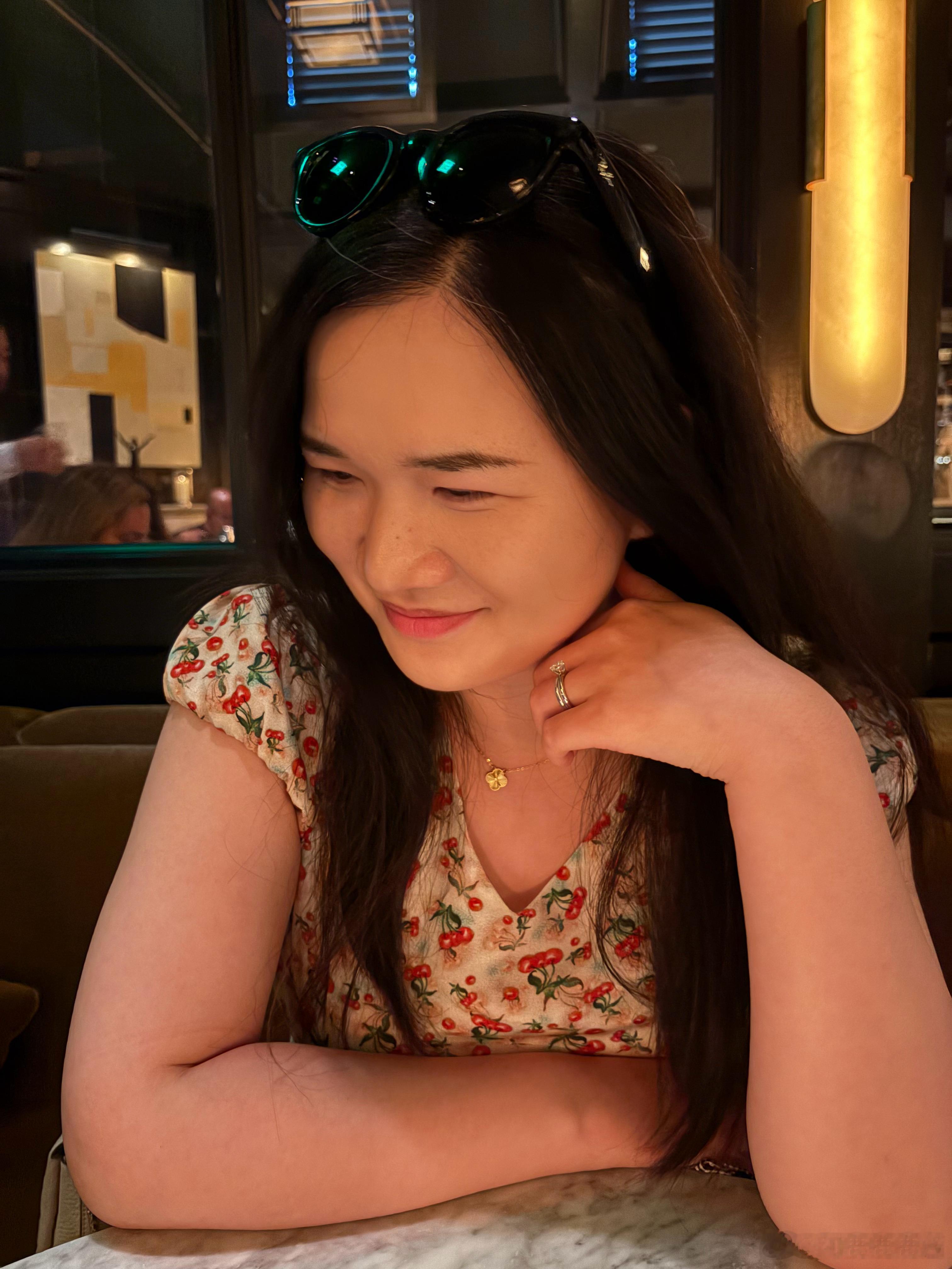 结婚三周年啦🎉

翻照片发现图一正好是5点20分拍的[嘻嘻]

打扮一下来吃漂亮饭。本来想穿我最爱（贵）的丁香花裙子，可惜还是穿不上[苦涩]

拍完照跟老公感叹，我现在真是妈味儿十足[苦涩]

让柴老师列了几个夫妻灵魂拷问，边吃边答[坏笑]

为公公过生日租了辆GLS450，我俩今天先开出来体验一下。硅 ​