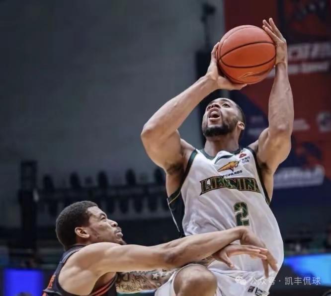CBA季后赛火热开打，辽宁男篮已经从沈阳来到了山东男篮的主场积极备战当...