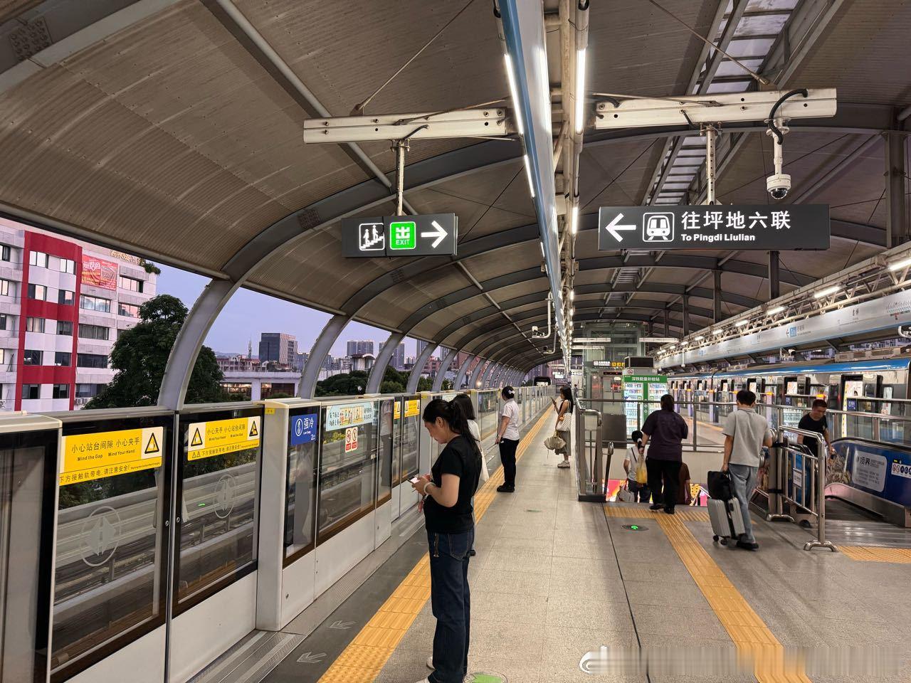 网友：2026年7月10日（周五）深圳地铁晚间客流画面投稿。图1为...