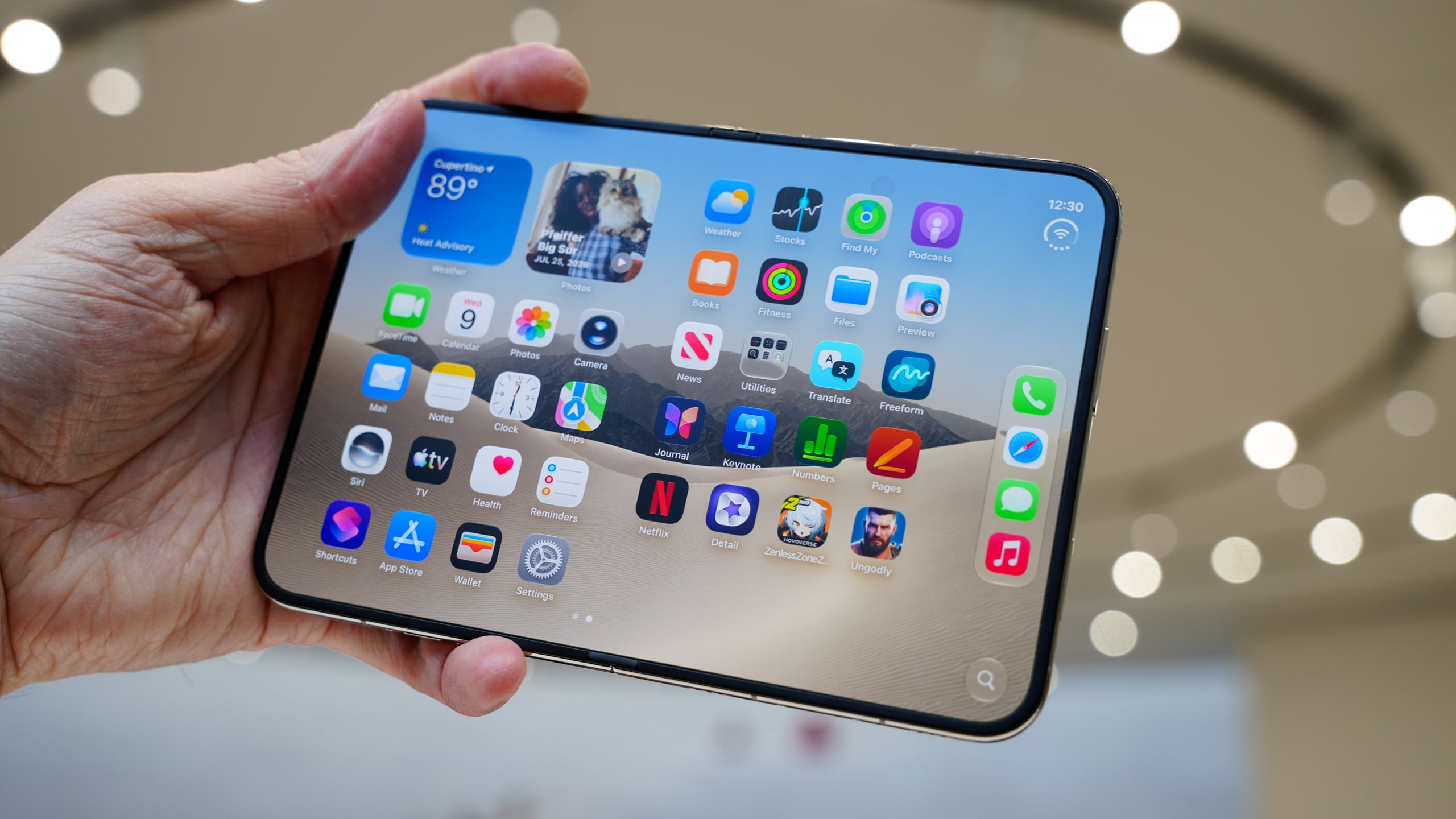 苹果要求AppStore中所有APP都要在2027年4月份之前适配iPhone Duo的折叠屏，不适配就下架。这也算是干了一件好事吧，至少那么多国产APP不会找理由不适配折叠屏了。你都适配苹果了，改一改适配国产折叠屏也很简单。