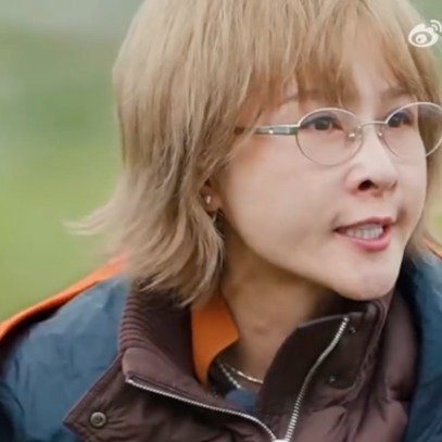 厉娜这次直接情绪绷不住了，对着许飞质问，自己因为这件事造成的经济损失该怎么算。之前两人的矛盾就闹得沸沸扬扬，厉娜之前说许飞的做法让她陷入人生最难熬的阶段，这次更是把实打实的损失摆上台面。
 
不少网友看了这段都感慨，俩人当年同是超女，本来是老熟人，闹到现在撕破脸，早就不只是嘴上的争执了。也有人说，孰