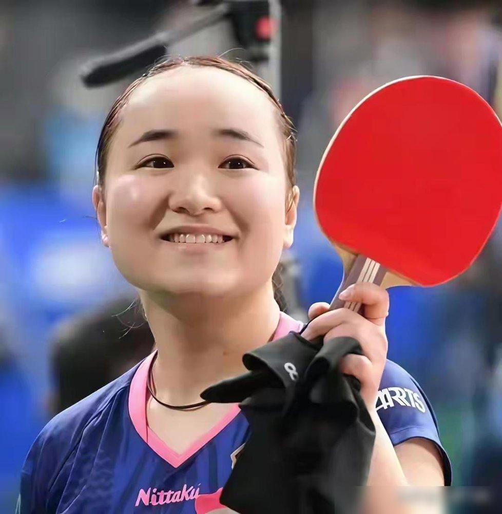 伊藤美诚把社交账号里所有乒乓球内容全删了，连“日本乒乓球运动员”的简介都抹了。25岁，12年国家队生涯，说没就没了。
日本乒协刚公布新一期名单，正选加候补一共18个人，没有她。不是被挤到候补，是彻底出局。佐藤瞳靠削球打回去了，一队直接摆出双削阵容备战洛杉矶。
她世界排名掉到第25，没有伤，没有退