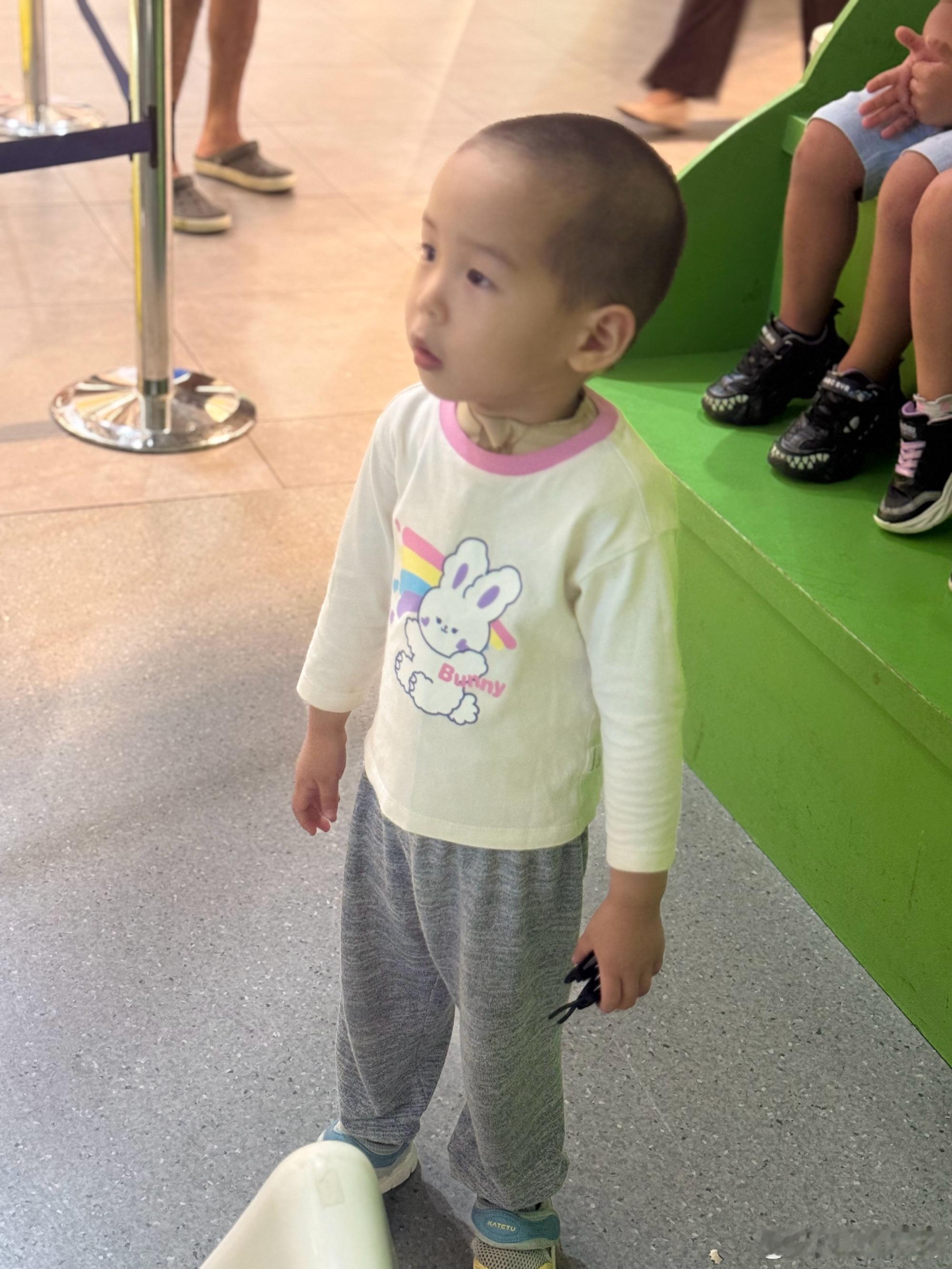 中东这么热的天，贝贝自己选衣服，结果选了个长袖  简直不忍直视，我再三...