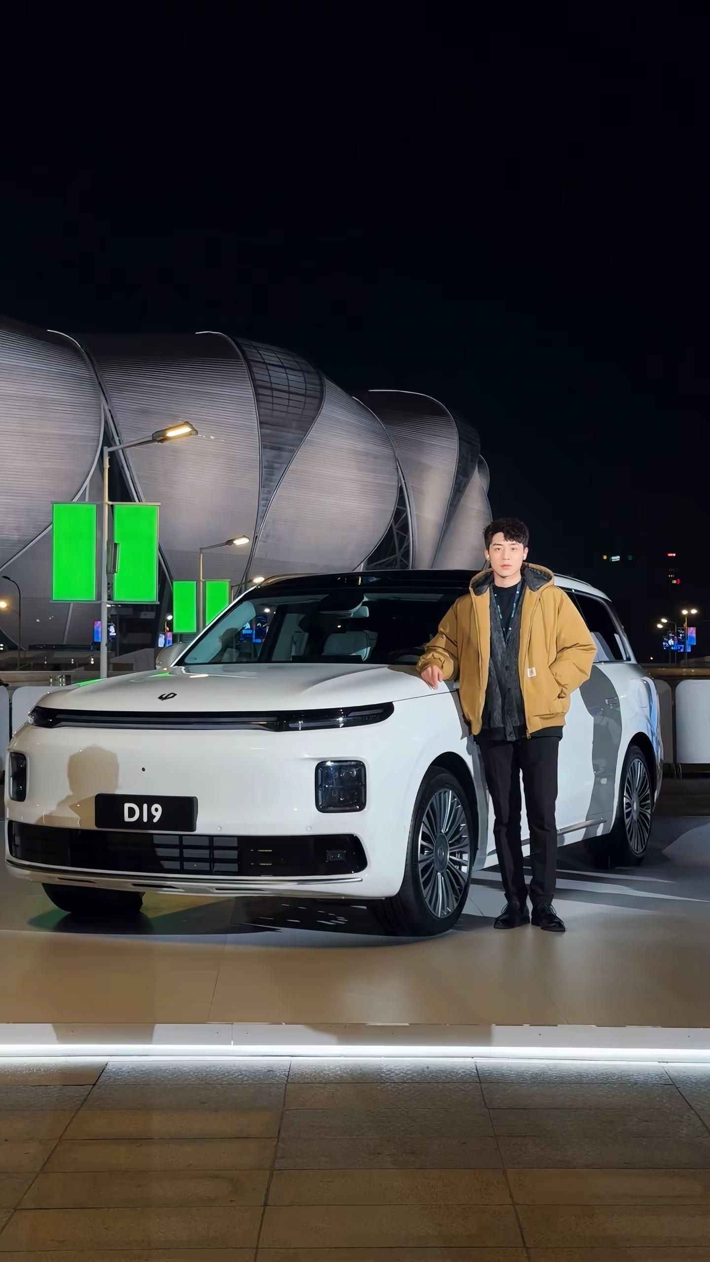 这个周日来参加一个老朋友的十岁生日派对——零跑十周年发布会。从零起跑...