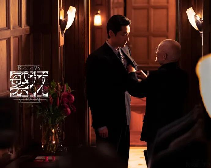 游本昌走了，胡歌发文悼念，可大家真正绷不住的，是老爷子朋友圈里那条置顶

游本昌今晨走了，93岁，睡着走的。

下午胡歌发文悼念：“荧幕上，爷叔护佑阿宝走过风雨江湖；现实中，游老师以一生践行演员的本分。”

话很重，但你看完游本昌的朋友圈，才知道什么叫更重。

老爷子的朋友圈，定格在2025年4月。