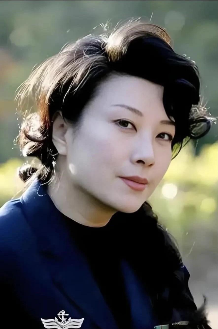 她是一个很好的演员，长相虽不是那种第一眼的美女，没有沈傲君那一种风情万...