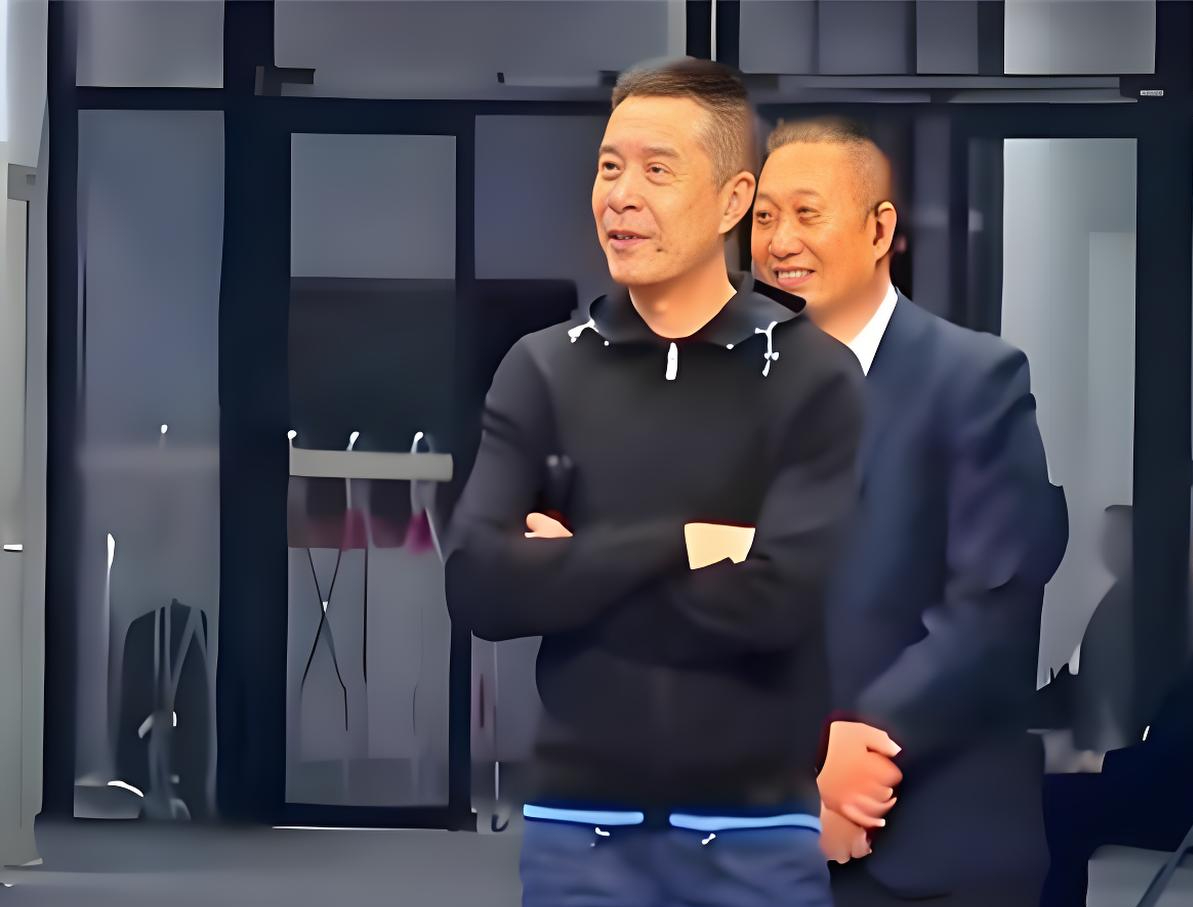 陈海涛赚得盆满钵满！
今天晚上8点，广东男篮将在肇庆体育馆对阵深圳男篮，这是广东男篮休赛期首场热身赛，也是亚科夫列维奇展现执教能力的首秀。

不少提前两三个小时就守在体育馆入口的老球迷，攥着印着球队logo的充气助威棒，连额角淌下来的汗都顾不上擦。
有穿着早年赵睿夺冠赛季球衣的小伙子，凑在身边朋友耳