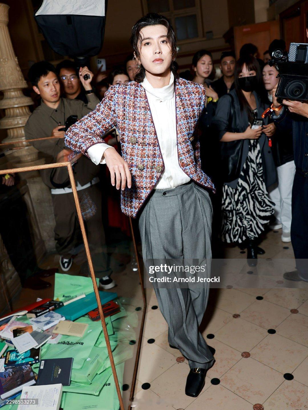 蔡徐坤 x Valentino 2027春夏大秀【g社生图】：gettyimage生图出炉，书店里的恣意与不羁[照相机]#巴黎时装周##大秀直击# ​