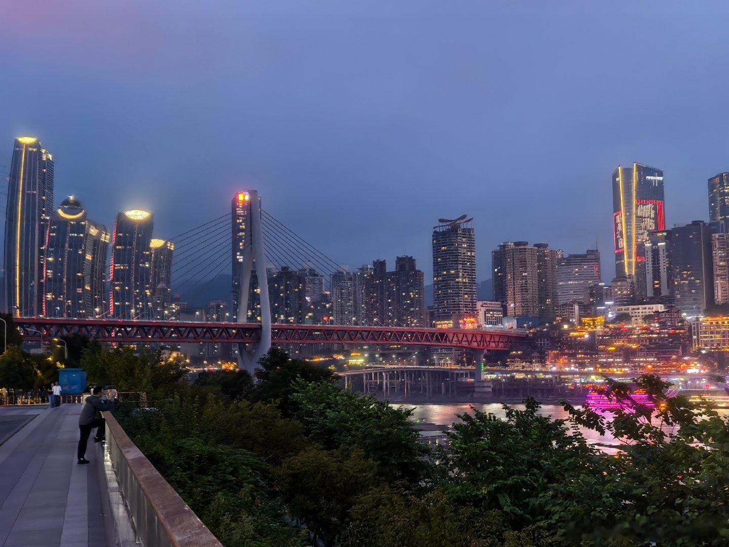 今晚在重庆嘉陵江畔，参加2027款埃安i60上市发布会。重庆的夜景很美。 ​