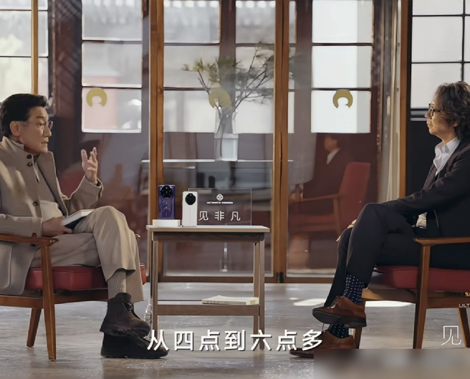 68岁梁家辉，退休日常曝光，早睡早起，喂鸟喝咖啡，还抽着烟。
有人扒出2017年那事，他老婆点烟递给小女儿试，他跟女儿共用一根，当年被骂得不轻。
转头看2019年，电影《江湖告急》片段又火了，他演的大佬一听兄弟得肺癌，当场把烟掐了，网友全在夸。
生活里递烟，戏里掐烟，同一个梁家辉。
人只信自己想信的