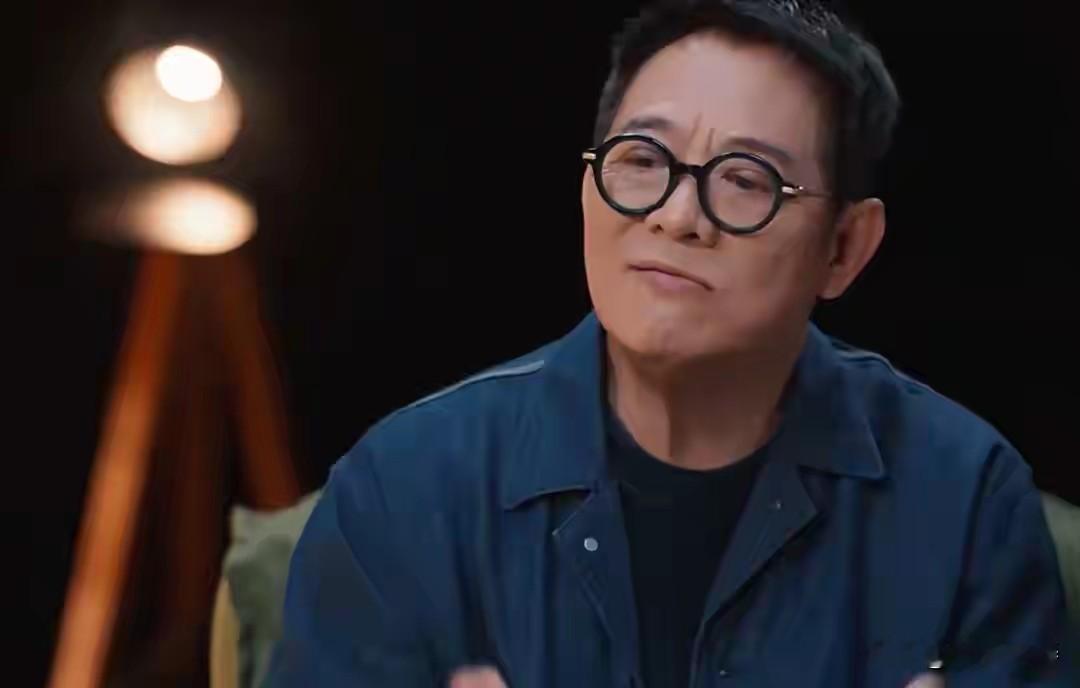 李连杰最近在《杨澜对话》里正面回应了传了几十年的抛妻弃子争议，把很多没公开过的细节都摊开说了。
他说当年和前妻黄秋燕离婚时两人已经握手言和，自己直接净身出户，美国的房产、车、现金全留给对方，两个大女儿的抚养责任也全揽在自己身上，根本不存在弃养。现任利智甚至婚前就承诺承担两个继女的所有学费生活费，还提