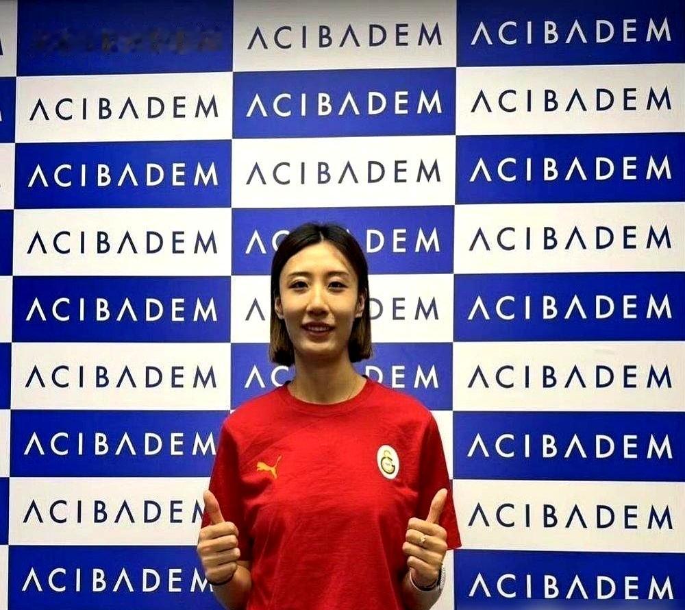 中国女排国家队快走空了，主力加替补全往外跑。

庄宇珊10月2号刚穿上戈兹泰佩的训练服，4号直接首发打土超第一轮。王媛媛落地伊斯坦布尔，去加拉塔萨雷体检完立马进队合练，备战土耳其杯和欧冠。

这不是个例。

杨涵玉去了阿塞拜疆，龚翔宇飞了日本，等到了十二月王梦洁还要去美国。当打之年的国手密集外流。