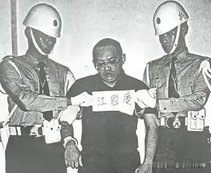 1997年，士兵江国庆强奸女童被判死刑，枪决前江国庆咬牙切齿地诅咒说：“人不是我杀的，我是冤枉屈打成招的，我一定要化为厉鬼向害我的人索命！”14年后，真正的凶手落网，法院却这样宣判，实在令人不解！

营区那排红砖平房安静得反常。往常午饭后总有士兵在门口抽烟，今天一个人影都不见。墙角那棵老榕树底下，几