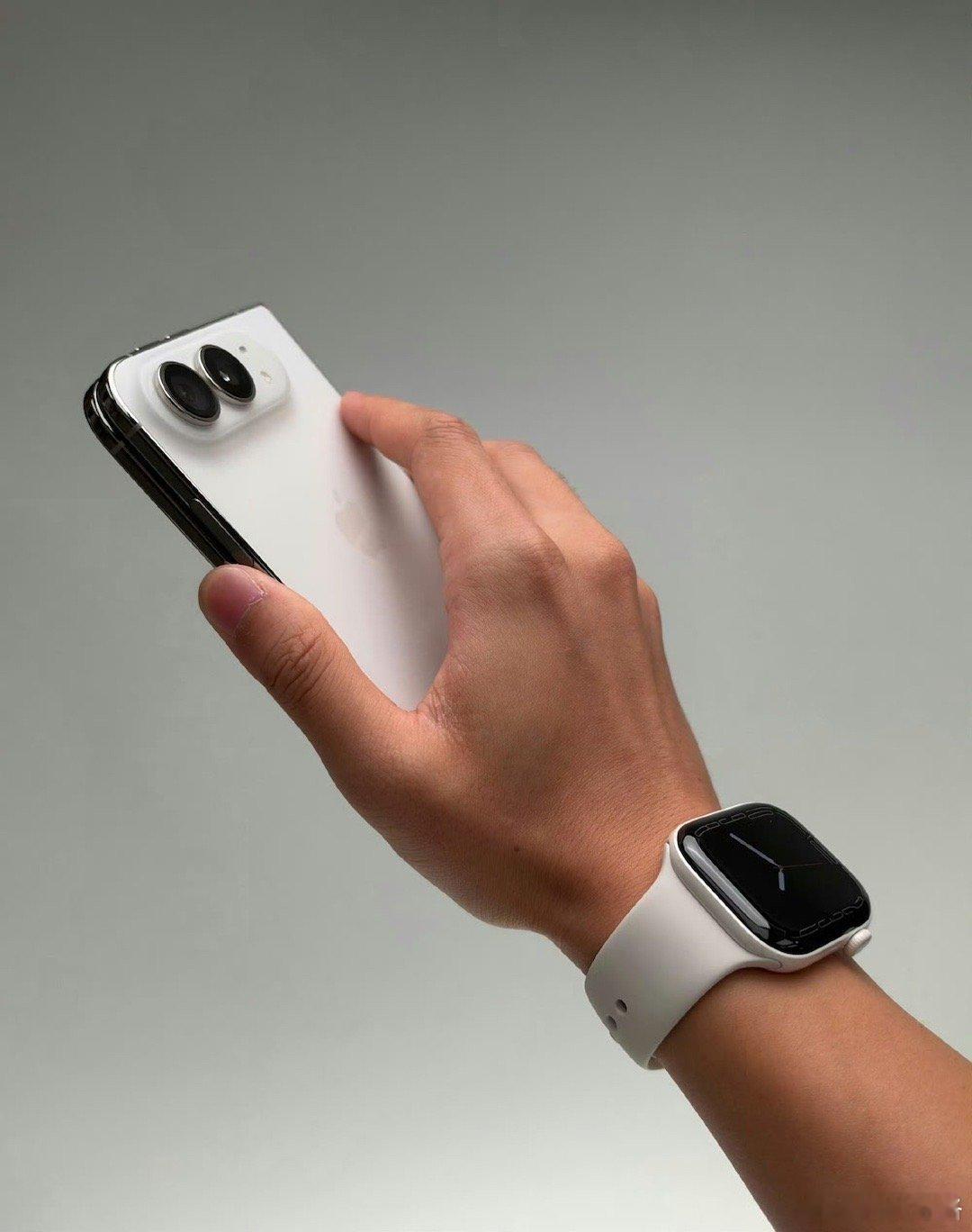 白色陶瓷Apple Watch 12搭配白色iPhone Duo图赏，高级感拉满#李一桐用8公斤水杯喝水# ​