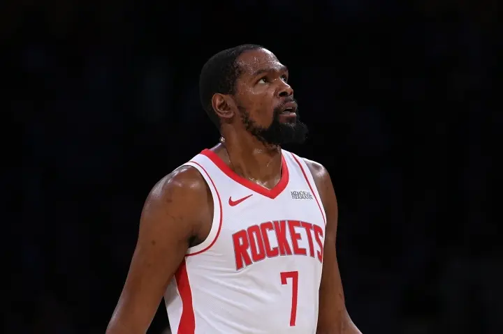 炸了炸了！阿杜真的受伤了！ 杜兰特因左脚踝扭伤将缺席今日比赛！ 我前面...