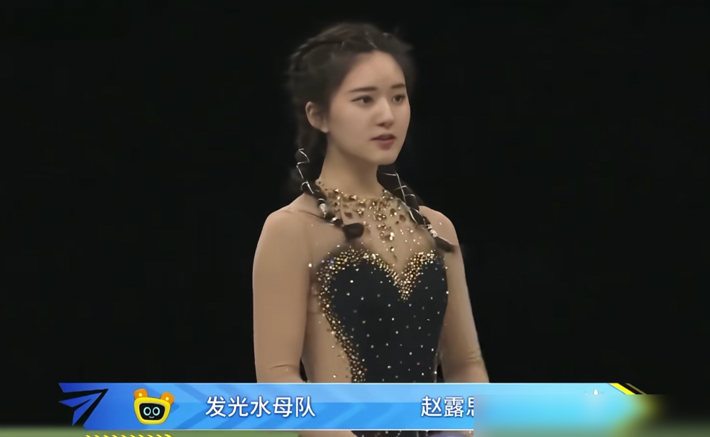 刚出道那会儿的Hebe，脸圆得能掐出水，眼睛亮得跟装了灯泡似的，综艺里疯起来连Selina都拉不住。
现在呢，下颌线锋利得能裁纸，眼神静得像一潭深水，笑不达眼底。
有网友翻出她2001年和现在的对比照，评论区炸了，有人说这是相由心生，有人说这是吃了太多亏之后的沉默成本。
其实哪有什么突然变冷，
