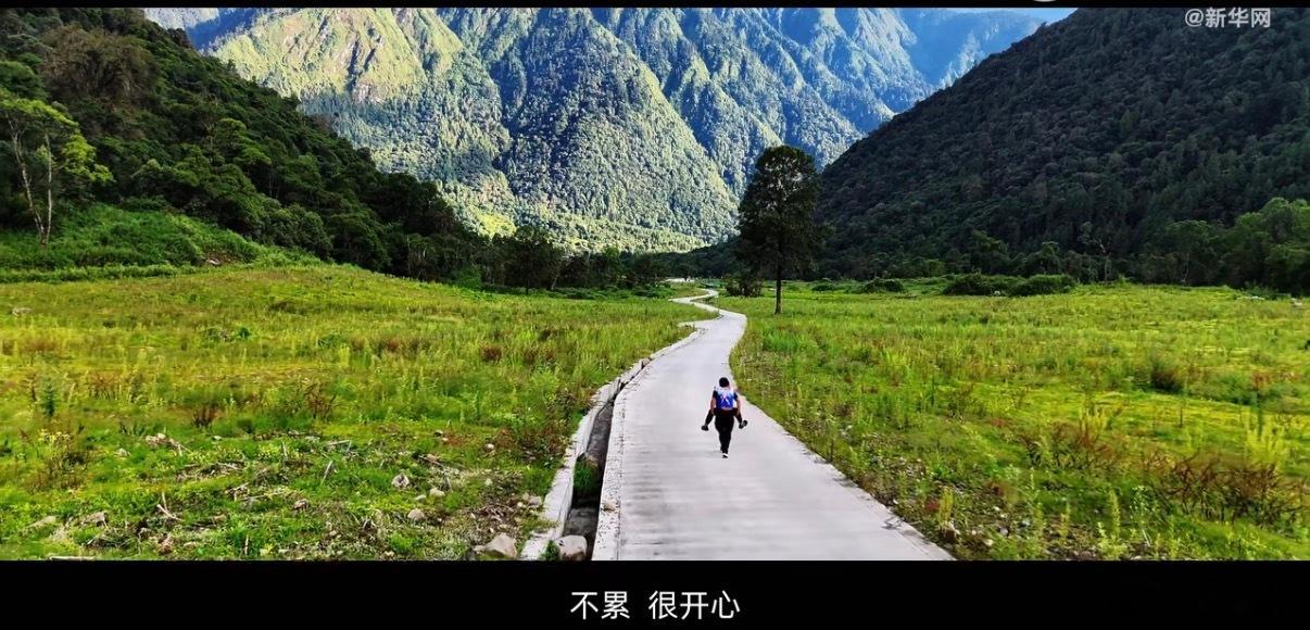 #背洗衣机翻雪山的人# 一台30公斤的洗衣机，支格背着它，翻越了近5000米的雪山。2010年，他想让妻子在冬天少用凉水洗衣服，便把这件沉甸甸的家电，一步步背回了墨脱的家。

看着那个背影，很难不去想，这一路该怎么歇脚，怎么重新起身，抬头望见前面的山路时，又是什么心情。他当年要面对的，还有横在 ​