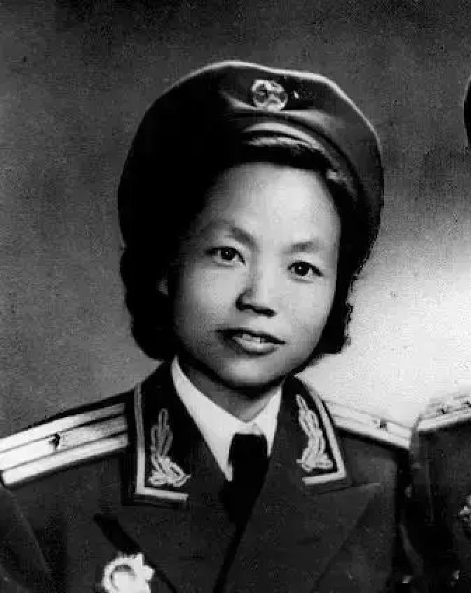 她1955年授予少校、1961年晋升中校。她是赵政，1922年11月出生，2019年9月12日去世，江苏昆山人，1941年12月参加新四军，次年加入共产党。曾任北京军区总医院副院长。她丈夫是万海峰将军。
 
那个烽火连天的年代，一个昆山姑娘的选择让人动容。1941年的冬天特别冷，日军铁蹄践踏着江南水
