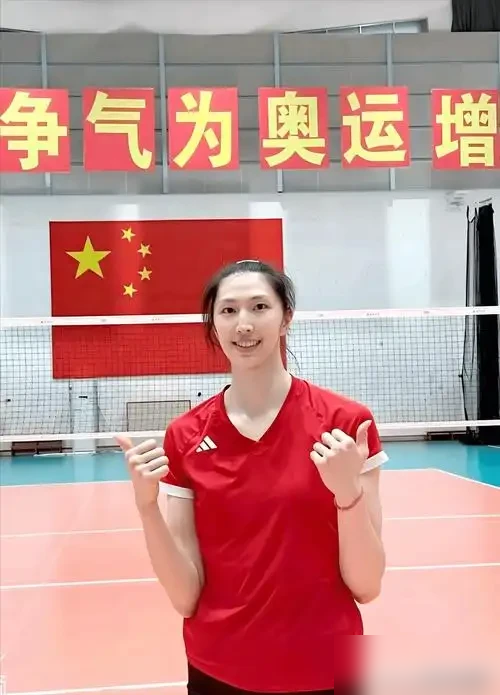 把老将全踢了，让00后去打亚运会？这建议真够狠的。
中国女排刚出的亚运12人名单，给出了答案：不能全换。
这批新人确实猛。庄宇珊在亚锦赛拼到腿抽筋，硬生生砸下21分。吴梦洁伤愈复出，19扣13中，零失误。05后的杨舒茗，更是发球直接把对手发崩溃。
但龚翔宇、王媛媛为啥还得留着？因为国际赛场不是