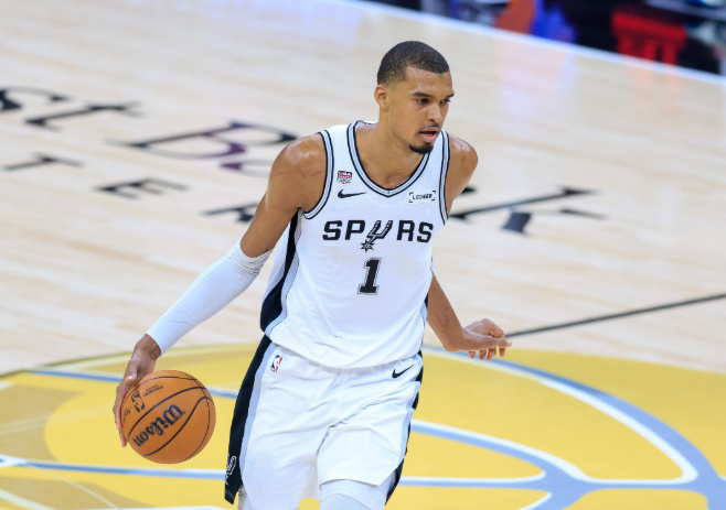 近日前NBA球员乔·约翰逊和名嘴香农·夏普在节目中谈到文班亚马球鞋合同...