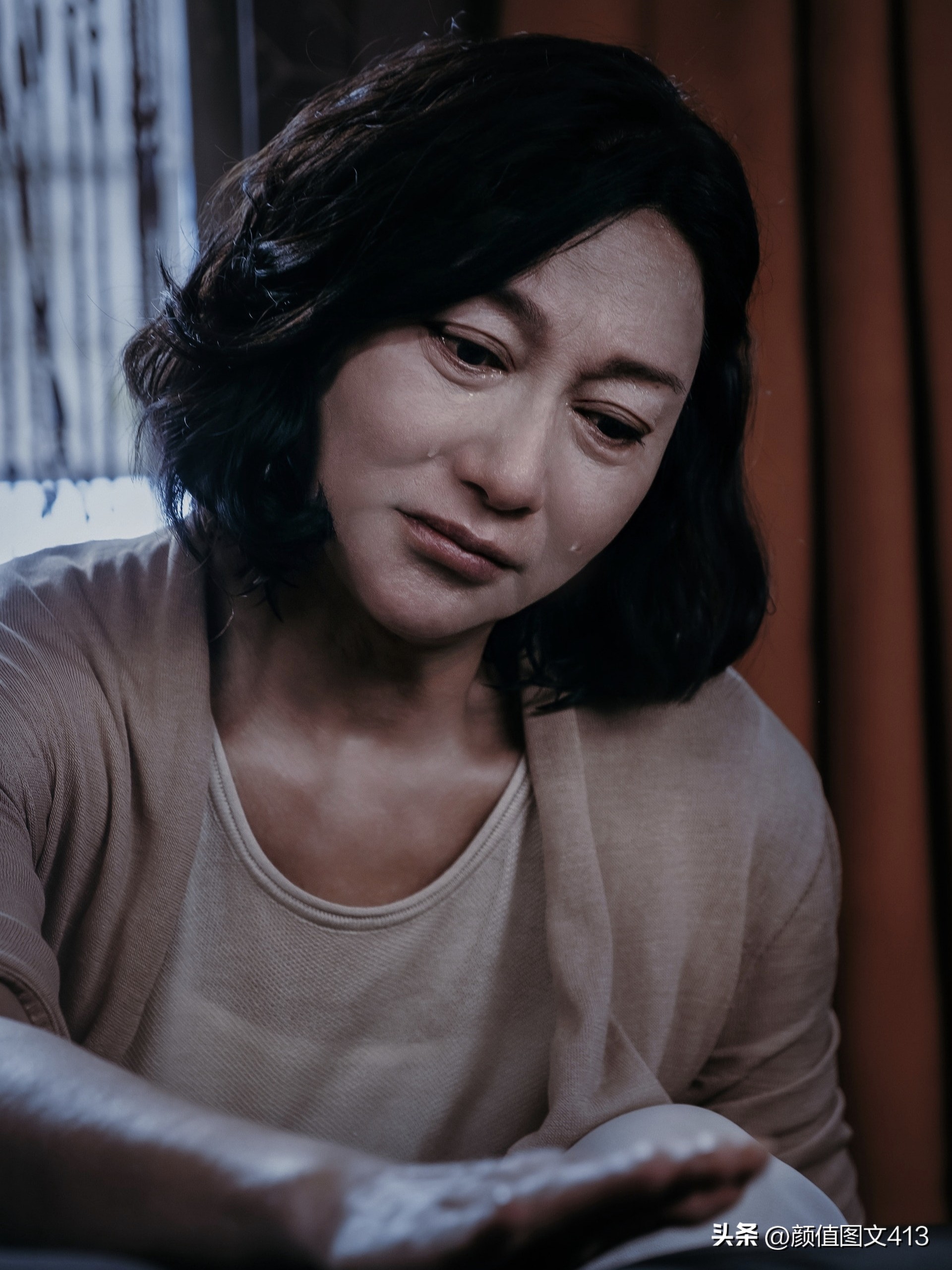 🎬

惠英红的戏路极宽：《血观音》中杀伐决断的棠夫人，眉眼皆是戏；《幸运是我》里患病母亲细腻隐忍，催泪无声；《心魔》《拯救嫌疑人》中母亲的偏执与悲恸令人心碎。早年武打出身，如今以情动人，她让每个角色都血肉丰满。🏆