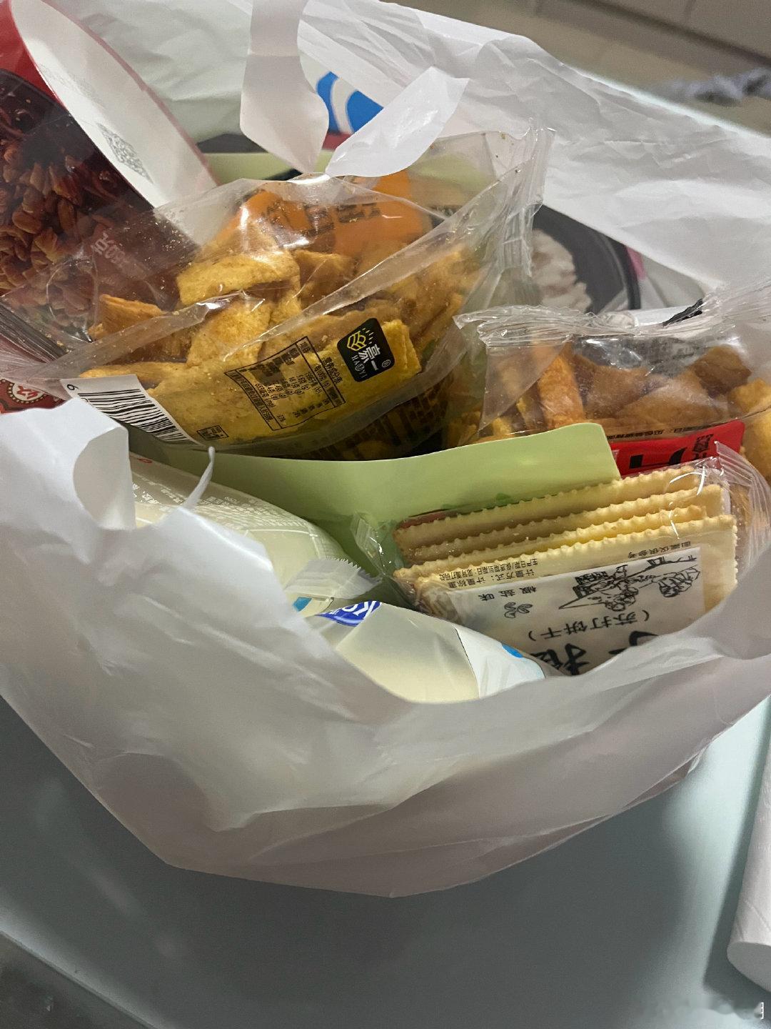 因为昨天那事，王小胖一直没理我。她下班回家，我们去买了零食。按照赵本山的话：涛声依旧。 ​