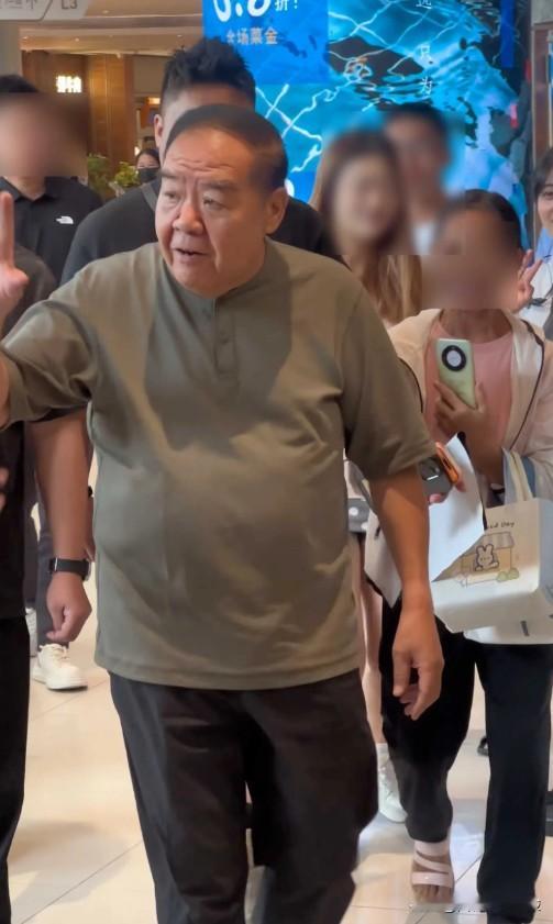 为什么75岁的郑则仕敢大口吃肥牛？

要知道，他之前可是连下楼梯都费劲的“特困户”。

这反转，真让人没想到。

以前总被传“去世”、“住贫民窟”，其实人家早就把身体练回来了。

关键转折点，是听了周润发的一句话。

发哥建议他跑步，他就真从零开始跑。

10个月，减重35公斤，还跑完了10公里马拉