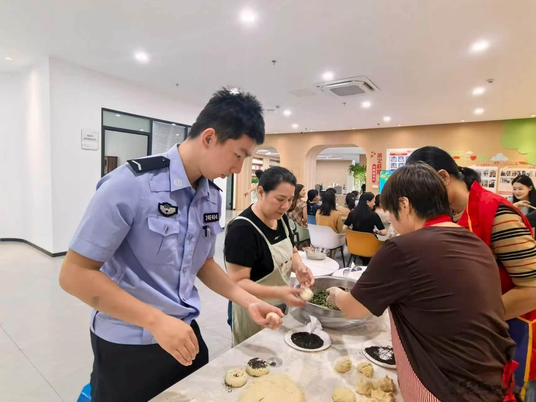 【警民同乐庆中秋 见义勇为入人心】9月24日上午，高新区公安分局百丈派出所走进滨江社区“浓情中秋”活动现场，与辖区居民、中学生一起做月亮饼、拼豆手工，在欢声笑语中拉近警民距离。同时，民警还结合身边事例，向现场群众讲解见义勇为相关政策法规，普及申报流程与权益保障，倡导大家在确保自身安全 ​
