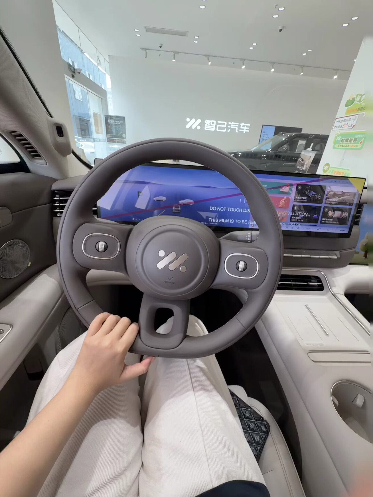 这次深度试了新款智己LS6，整体感受确实超出预想，是那种既能舒舒服服家用，又比较好开的纯电SUV。
外观是轿跑的样子，车身线条溜顺，看着运动但不会太浮夸。内饰我是挺喜欢，到处都是软包，还有翻毛的皮顶，缝线做工看着很用心。没想到二十多万就能给到四门电吸门，关门轻轻一放就吸合，动静很小，家里小孩在车上睡