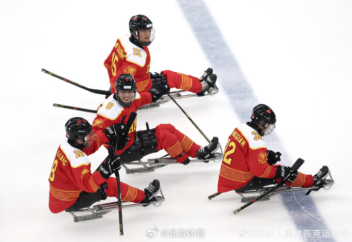 在残奥冰球公开团体赛中，中国队以11-1战胜东道主意大利队，小组赛取得...