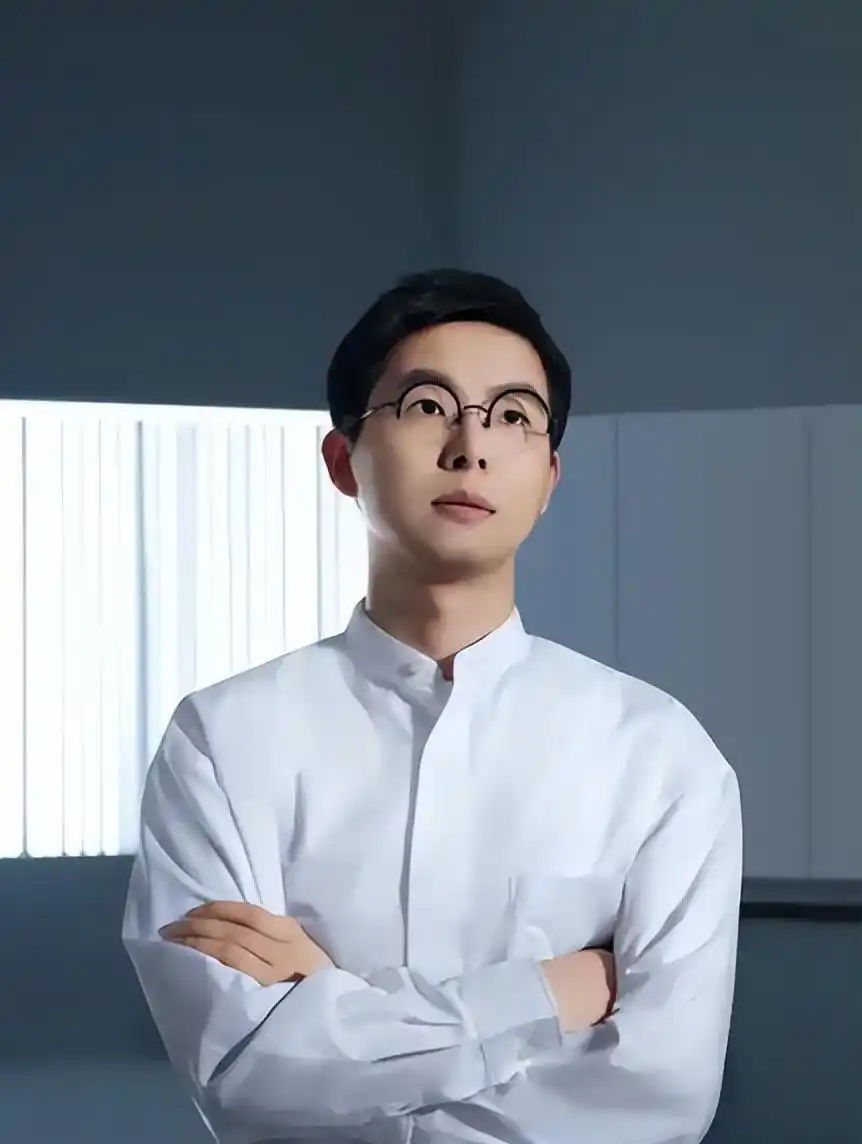 一觉醒来，浙江大学和上海大学都沉默了，当年王兴兴因英语差被浙大拒之门外，转而去了上海大学读研，如今，他创办的宇树科技因四足机器人火了，连带他与两校的故事也被扒出。
​​当年浙大那道英语单科线，把总分过线30多分的王兴兴拒之门外，却把中国四足机器人的未来推向了上海大学。
​​英语考了41分，离浙大单科