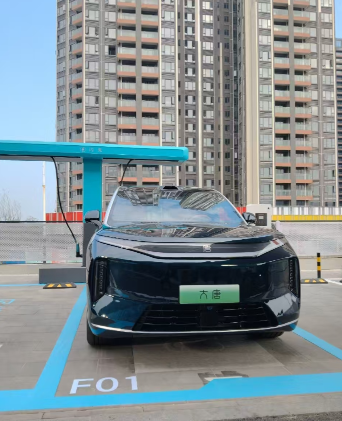 比亚迪唐家族又有猛料了！ 近日，一组全新比亚迪唐系列无伪装实车照在网络...