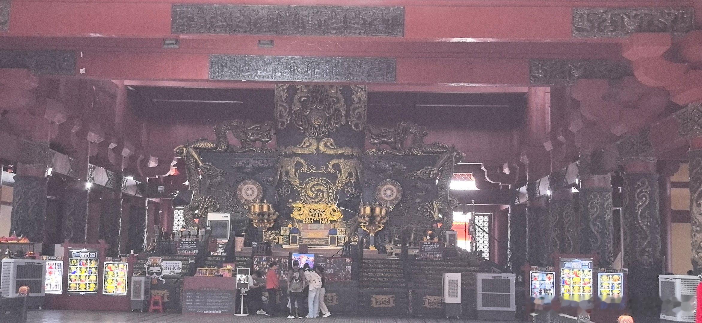 #我是深蓝百万分之一# 
国庆假期开始了，开着我的深蓝S05从温州自驾前往横店秦王宫，出发的时候表显500多公里到了横店看了一下续航还剩200多公里，不过还是进行了充电，40%充到82%才用了二十分钟左右，秦王宫巍峨城墙、宏伟的四海归一殿，复刻出大秦帝国的气势。我们踏上长长的石阶，观看精彩的《英雄 ​