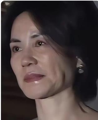 那英演唱会，大屏幕扫过台下王菲，眼角皱纹清晰可见。网友瞬间炸锅：谢霆锋看了啥感受？这对相差11岁的“神仙眷侣”还能撑多久？
事实是，那英演唱会现场，王菲以观众身份现身。镜头真实记录了她52岁的状态，法令纹、鱼尾纹无一遮掩。谢霆锋当天未公开回应。
但回顾12年分合，谢霆锋返追王菲时她已45岁。他见过的