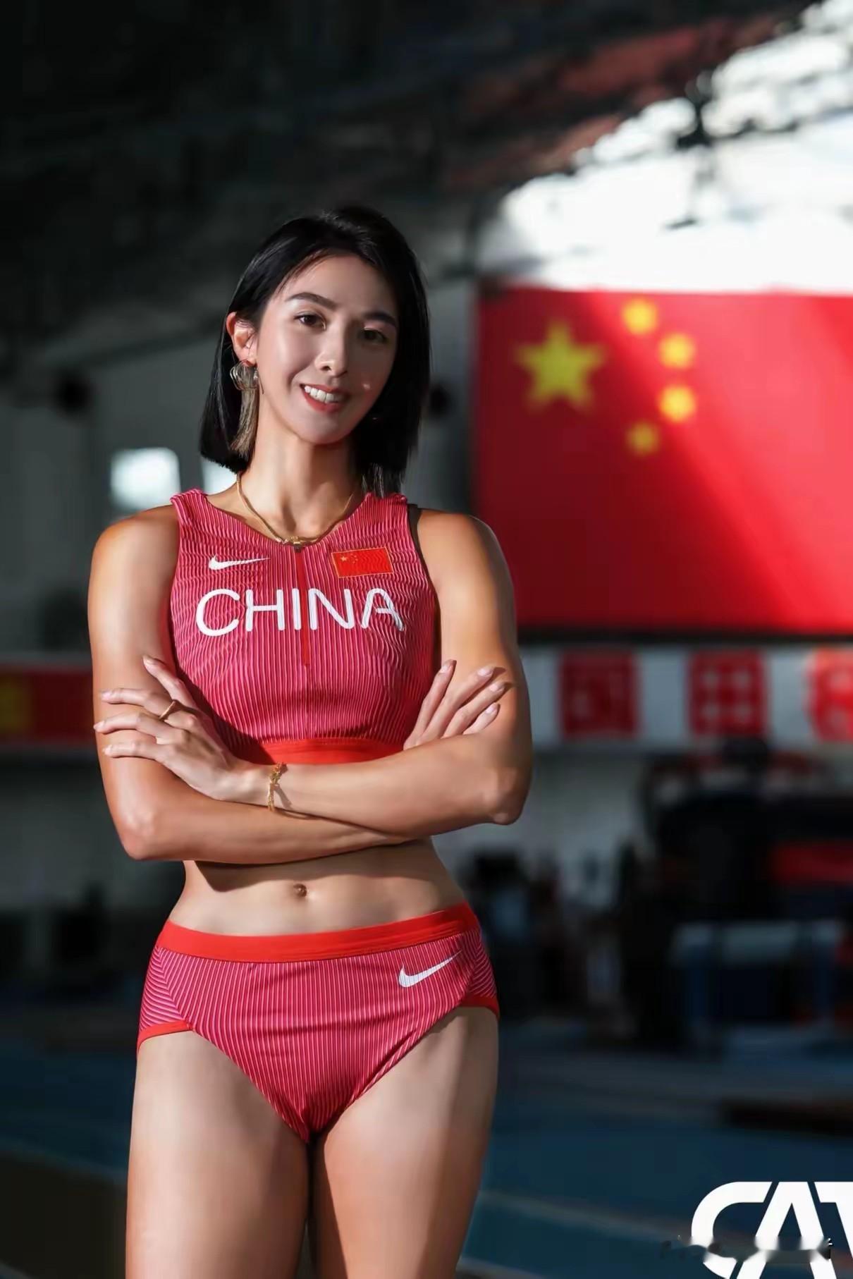 再见，祝跨栏女神一切顺遂！
28日凌晨，27岁的女子跨栏前亚运会冠军林雨薇发长文宣布告别国家队。
虽然这次名古屋亚运会林雨薇没有像老对手吴艳妮那样拿到奖牌，但是她亲和随性的性格魅力比狂放不羁的吴艳妮更加让人喜欢，不施粉黛的林雨薇拥有模特身材，精致妆容，永远都是粉丝心中的女神！
