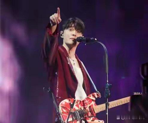 李荣浩演唱会上海站，杨丞琳现身支持，井柏然搂着刘雯看李荣浩演唱会，被点名还拉帘子低调营业，网友直呼神仙爱情 ​