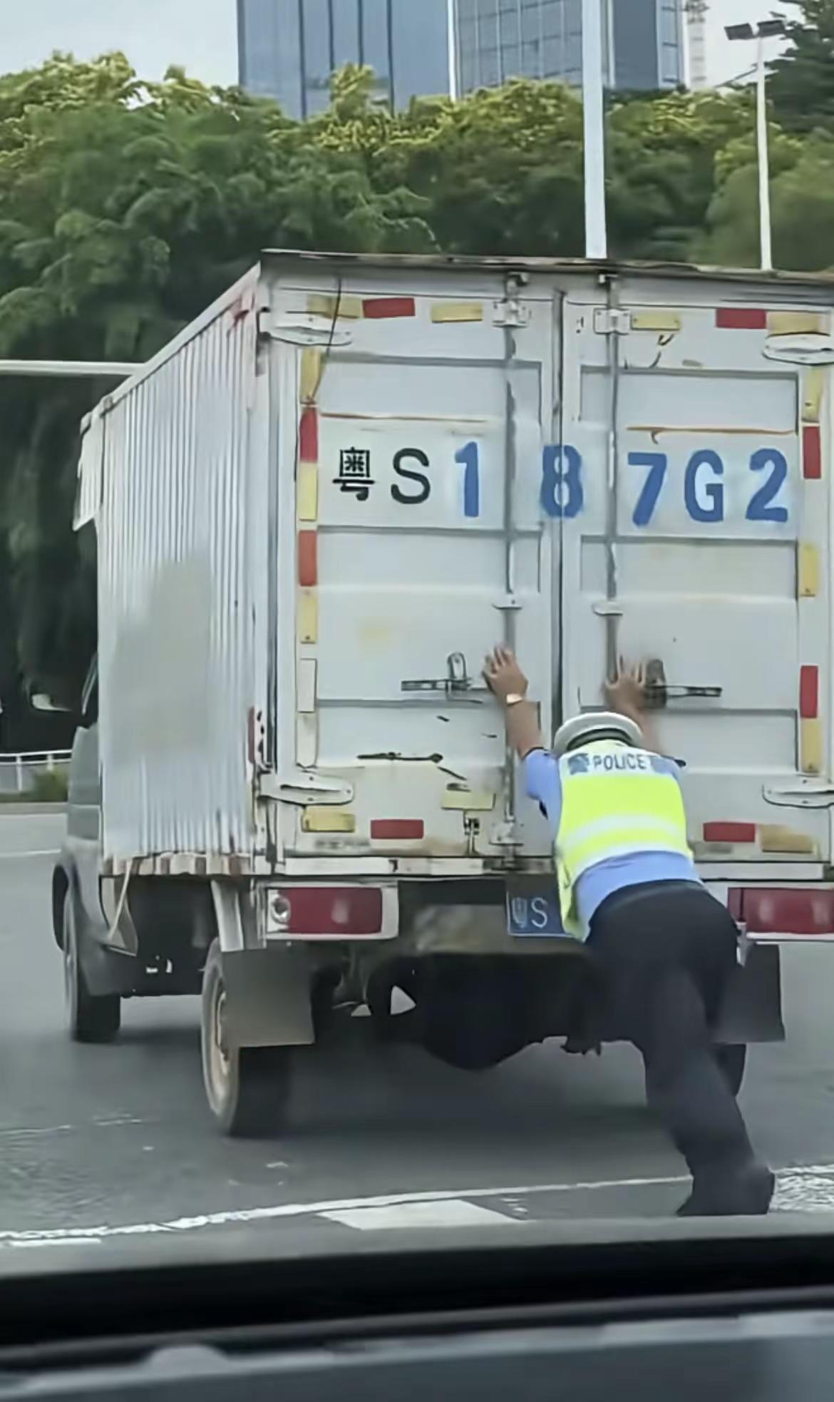街头暖心一幕，“人民警察为人民”在此刻具象化了，平凡的善意最打动人心，致敬平凡的岗位上，不平凡的人…交警正能量 暖心瞬间
