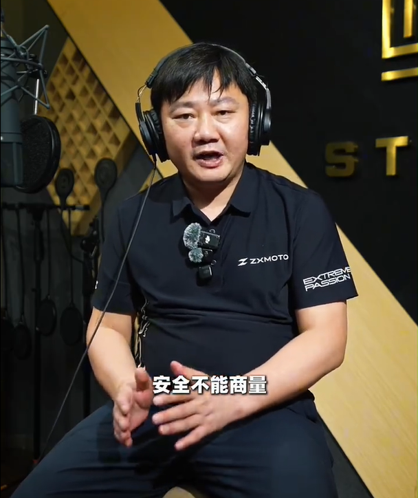【张雪与高德玩梗500块合作】9月23日，“应急管理部”发布视频带话题张雪喊你打开鹰眼守护安全出行，视频中张雪表示自己的定制语音包及安全出行功能“鹰眼守护”要上线了，该功能可提前约一公里感知前方事故、急刹或弯道来车，并提前播报路况，尤其为摩托车用户提供护航。

高德地图发布花絮视频，配文：500