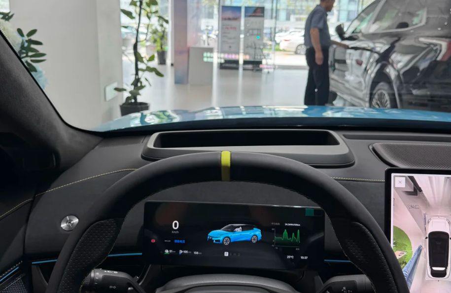 去4S店见到了领克07GT的实车，不得不说实拍的图片还是和亲眼所见有差距，实车外观颜值质感更高。另外内饰的用料我认为也很实在，要说奢华有点夸张了，可确实会有点点高级感。这要比之前我看的其他车给力很多，而且辅助驾驶之类也都给安排了，现在纠结的是到底买两驱还是四驱呢？