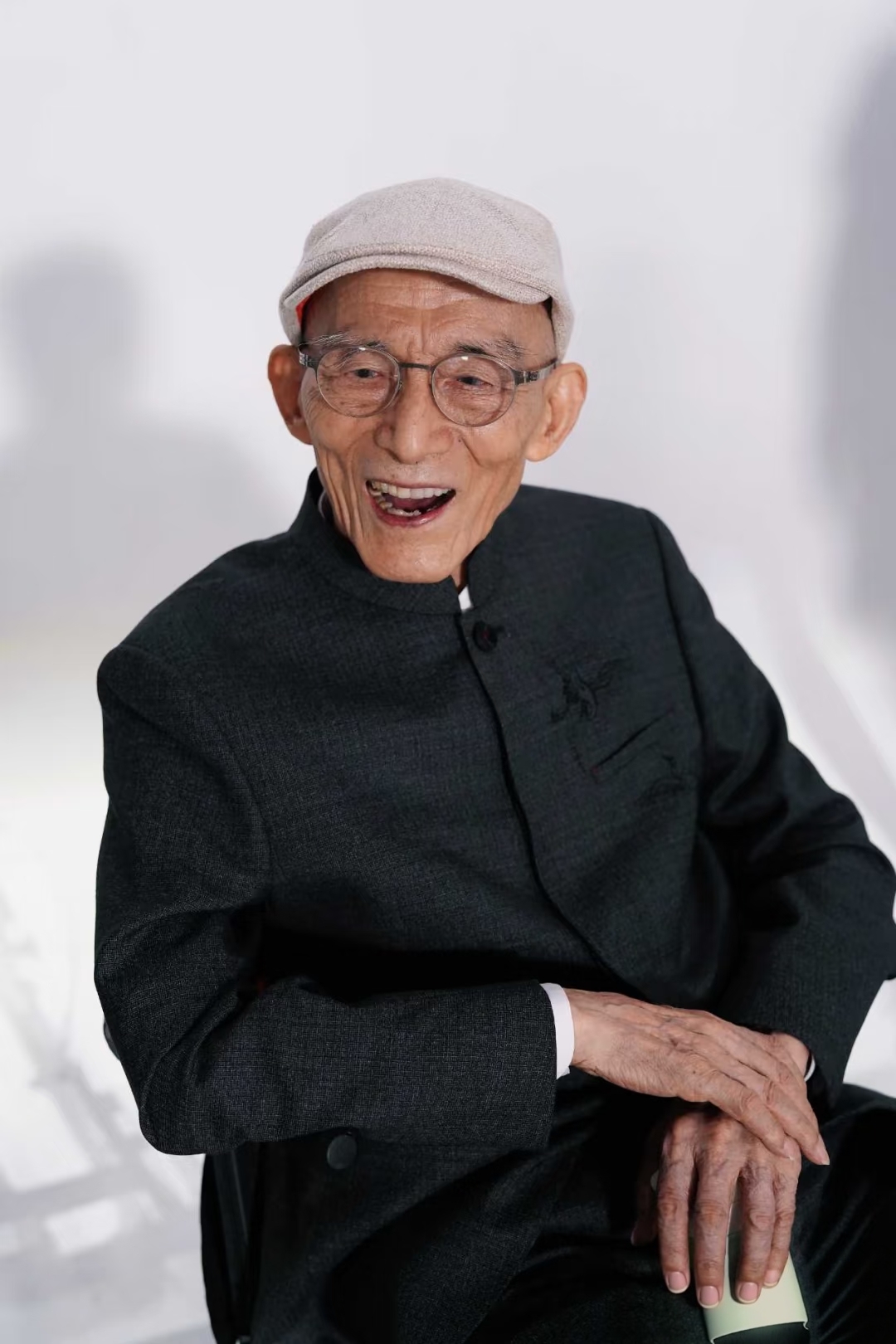 一把破扇。
半件破袈裟。
就这个形象，在几代中国人的脑子里，活了四十年。

 有人说得真好，一把破扇，半袭袈裟，济公活在了几代人的记忆里。  

可他这双演济公的手，老了也没闲着。87岁生日那天，他接到王家卫的电话，请他演繁花里的爷叔。从87岁拍到90岁，三年的戏，单机位反复重来，脚都走肿了，收工回