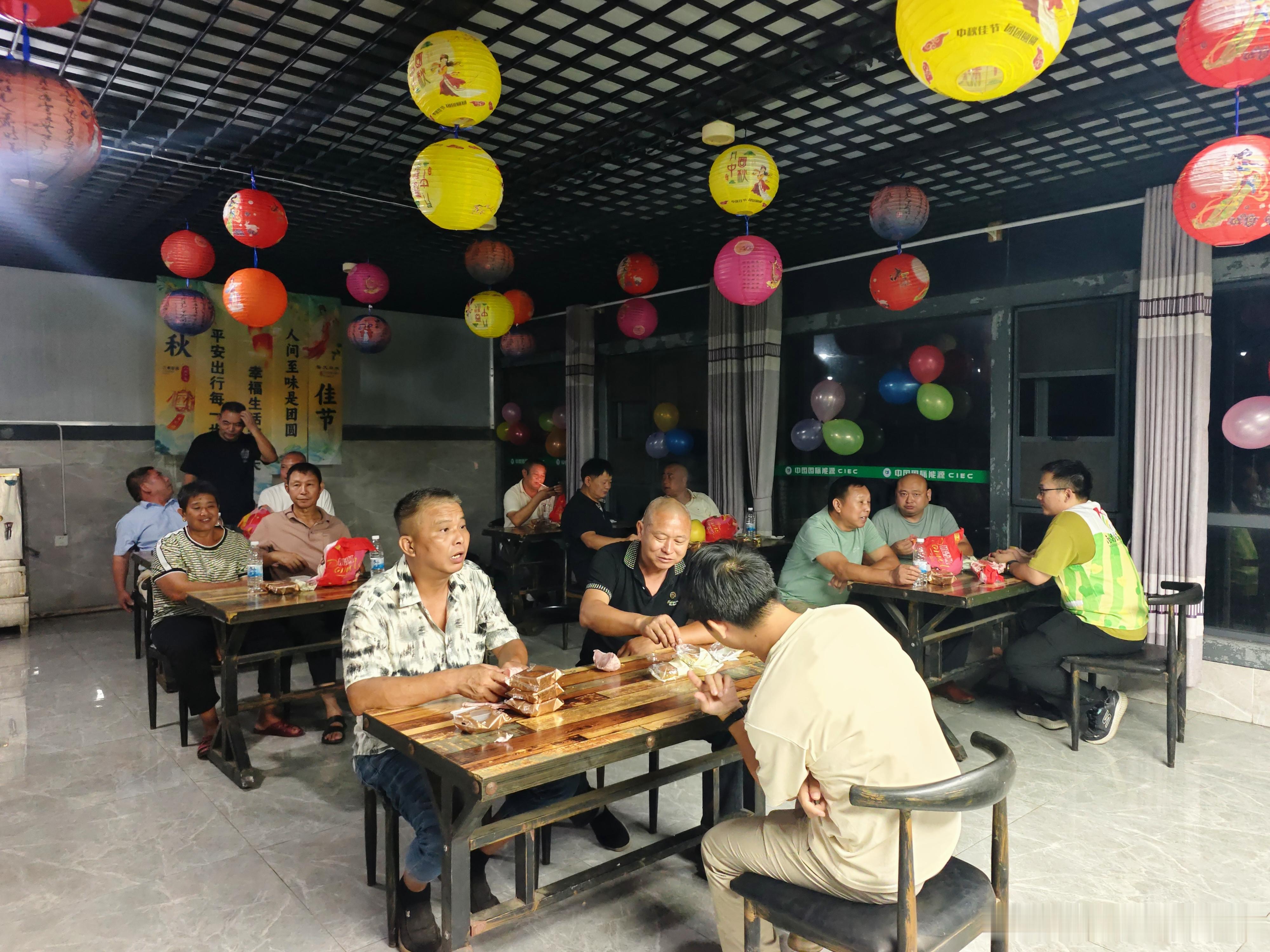 南昌县塘南镇：中秋征途上的暖“新”服务
       昌万公路是南昌县东部重要交通干线，塘南段车流密集，每天都有大量货运车辆途经此处。中秋佳节将至，万家团圆之时，仍有许多货车司机无法与家人团圆，他们奔波在运输路上，穿梭往返于昌万公路，日夜奔波守护着物资畅通。为关心关爱新就业群体，发挥统一 ​