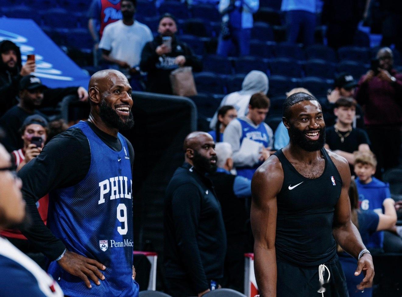 #詹姆斯迎来76人季前赛首秀#

从洛杉矶到费城，詹姆斯的NBA生涯又翻开了新的一页！

北京时间10月9日，费城76人客场挑战布鲁克林篮网。41岁的勒布朗·詹姆斯迎来加盟76人后的季前赛首秀。

从骑士、热火到湖人，再到如今的76人，詹姆斯职业生涯的每一次转身，都牵动着无数球迷的目光。

如今，费城拥有 ​