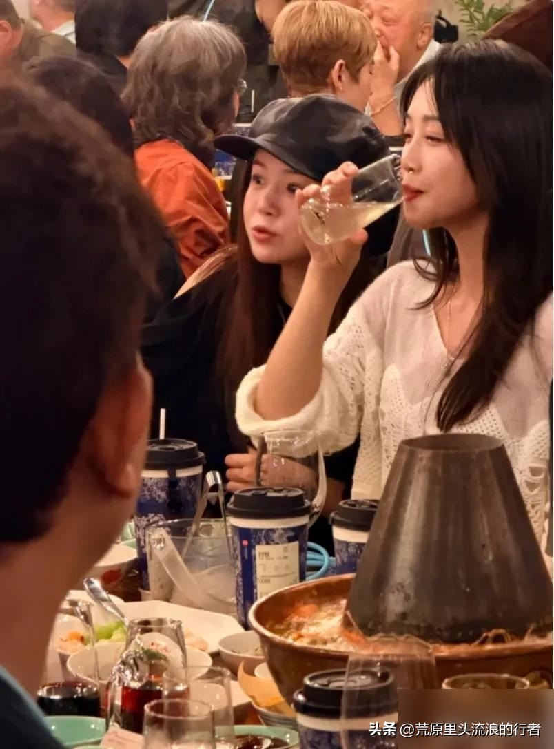 巴黎刚同框，旧账又被人翻，乌镇街头她真的翻篇了吗。


十月的乌镇，往往走上两步，就能撞见一些熟悉的面孔。陈妍希以及蓝盈莹，前脚才在巴黎同场看秀，后脚就又现身于乌镇戏剧节。只不过这一次，没有人再提起那个外号了。


蓝盈莹安安静静地翻看资料，陈妍希穿着黑皮衣，配上厚底鞋，被人说成是在装嫩，其实她只不