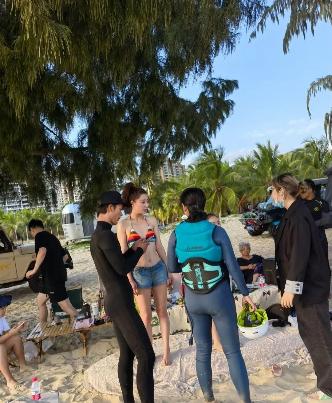 45岁还能美成这样？殷桃最新度假照直接炸裂全网！ 彩虹比基尼配牛仔热裤...