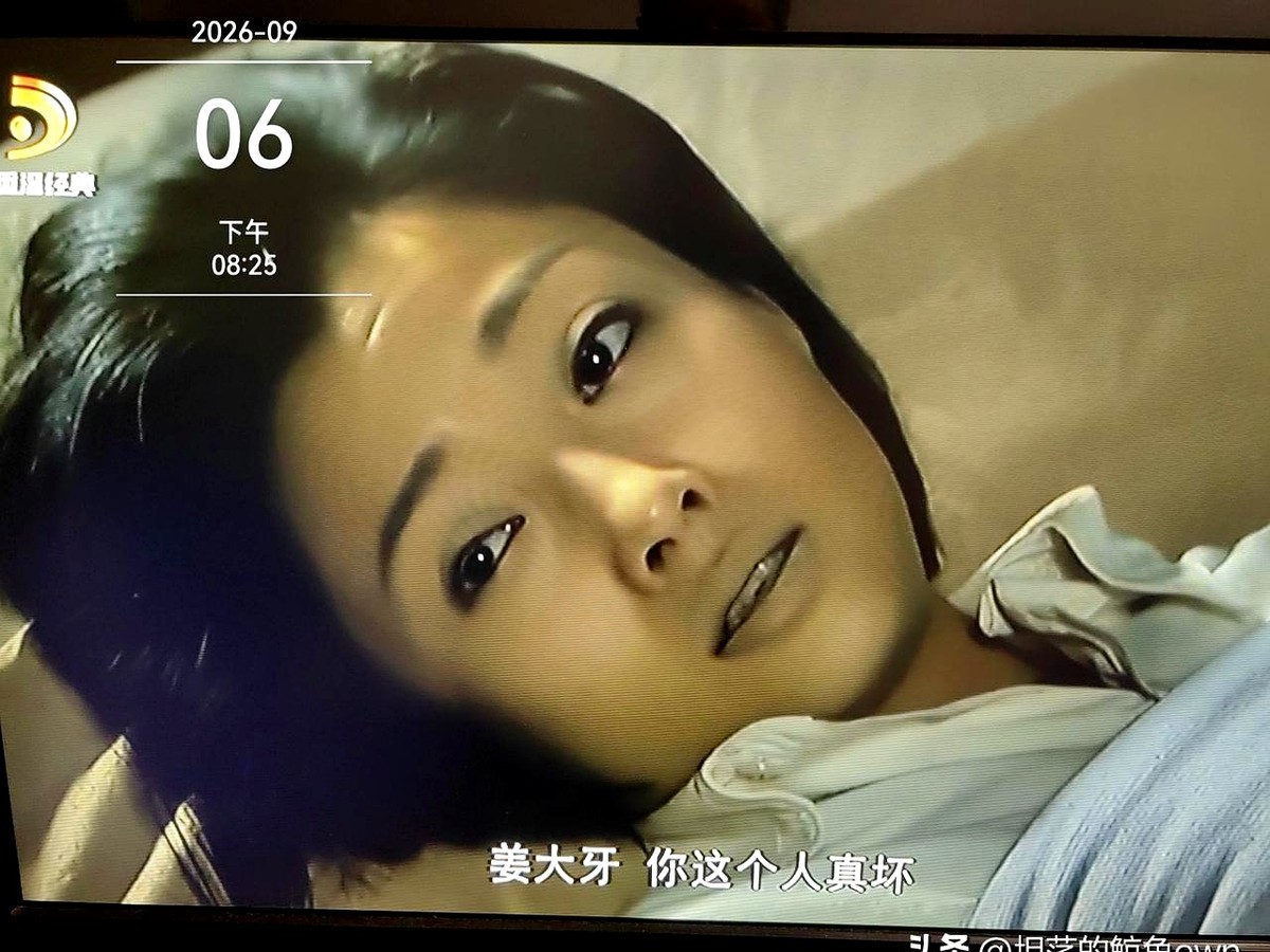 今天翻手机相册，冷不丁被殷桃早年的一张剧照击中了。

画面里她受了伤，整个人躺在床上，满脸倦容，但那种由内而外的柔弱感，真的绝了。那个时期的殷桃，演这种带点破碎感的角色简直没有对手。

想了半天硬是没想起来这是哪部剧。

有老剧迷能一眼看出来的吗？这到底是哪部电视剧，她演的角色又叫什么？