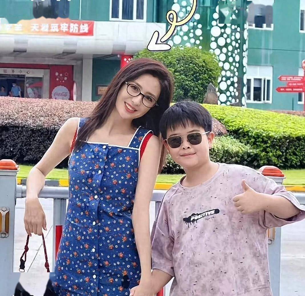 佟丽娅说离婚五年了
孩子还不知道他和陈思成已经离婚了
我真的不相信孩子会不知道
这根本就说不通
现在的小孩这么聪明
怎么会不知道 
更何况他儿子也会上网吧
他们不可能离婚了还住在一起吧
如果不住在一起难道孩子不会问吗
这根本就解释不通呀