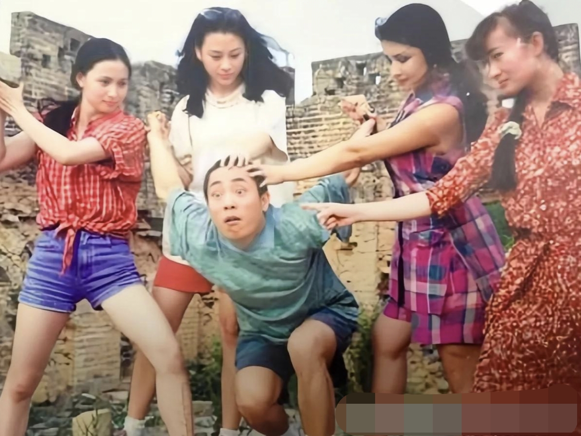 1995年，张艺谋带着陶虹、于月仙等李伟女演员在长城游玩时拍照留念，现在再也没有这种快乐了！

照片中，张艺谋完全不见大导演的威严，更没有年轻演员的拘束，一群人像老朋友一样嘻笑打闹，氛围相当轻松。

那时的张艺谋已经是大导演，而陶虹还在拍摄《阳光灿烂的日子》，五于月仙也才刚入行。

一群年轻美女演员