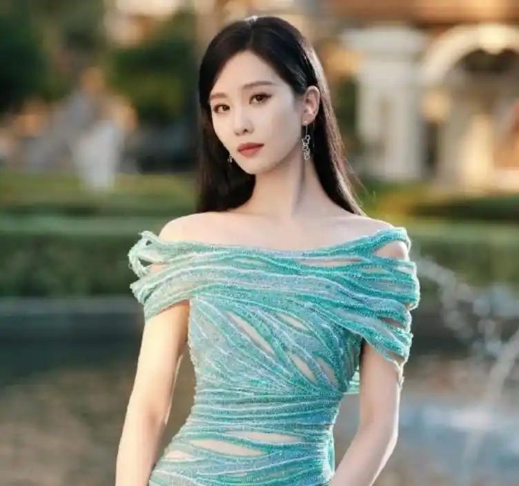 被低估的“氛围感美女”：她们五官平平，为何一出场就自带高光？