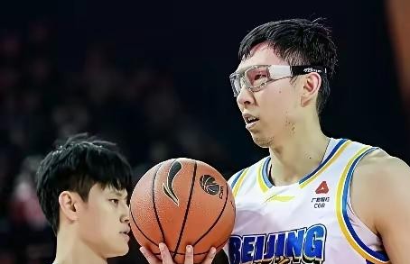 要是推倒重来重新捏合一支男篮国家队，这套首发名单估计能让不少老球迷吵翻天。
五号位哪怕争议再多，捏着鼻子选也只能是周琦，他在篮下的防守威慑力和护框面积，国内目前真找不出第二个能平替的大闸。
搭配胡金秋打四号位是最让人踏实的组合，大秋吃饼极稳、拼抢积极，而且完全不占球权，属于放哪套战术里都能兜底的