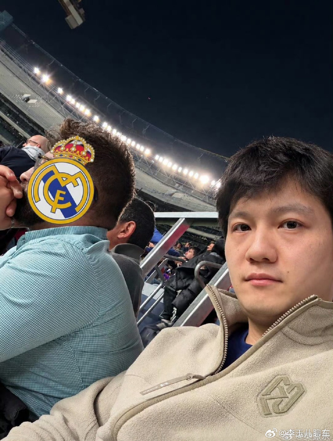 #樊振东被巴萨球迷投诉是卧底#
穿巴萨T恤进场，结果全程不敢欢呼，被当成卧底举报。小胖这趟诺坎普观赛也太刺激了😂 ​
